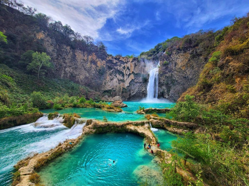 Los mejores lugares para hacer ecoturismo en México El ecoturismo está muy presente en San Luis Potosí, ya que tiene una gran cantidad de lugares naturales, su principal exponente es la Huasteca Potosina, un recinto de cascadas, vegetación y canales de aguas impresionantes.   https://larevistadelsureste.com