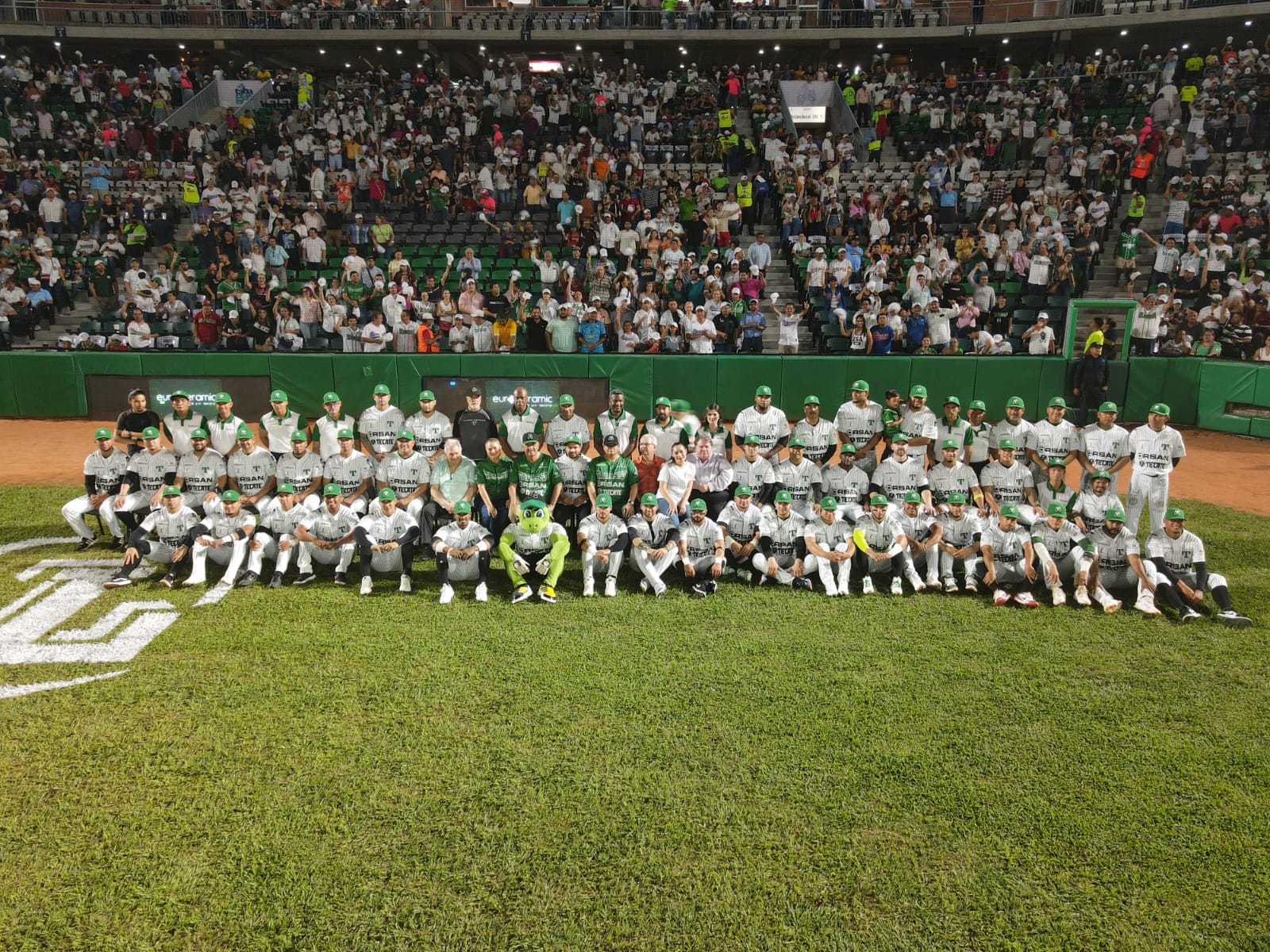 Se desata la olmecamanía; lanza gobernador merino pelota inaugural la revista del sureste mx Whatsapp Image 2023 04 26 At 7.26.53 Am