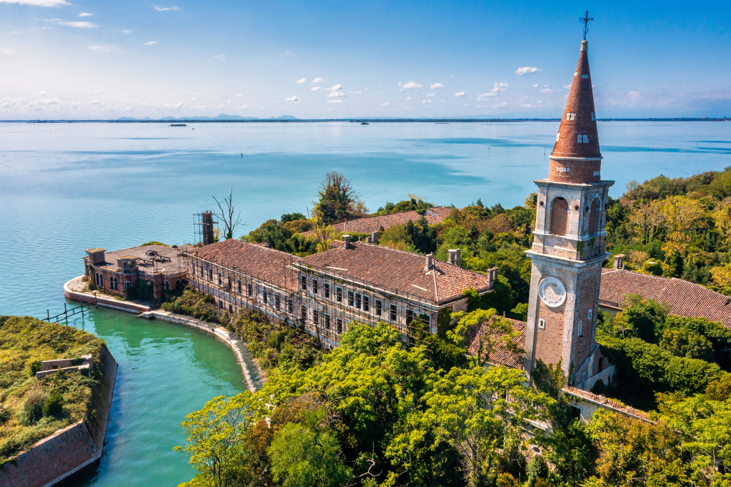Vista Aerea Plagada Isla Fantasma Poveglia Laguna Venecia Frente Malamocco Lo Largo Canal Orfano Cerca Venecia Italia Scaled 1