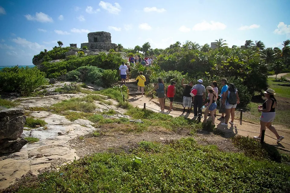 Atención turistas: tulum cerrará su zona arqueológica por obras la revista del sureste mx 2 La Zona Arqueologica De Tulum Con Turistas De Visita