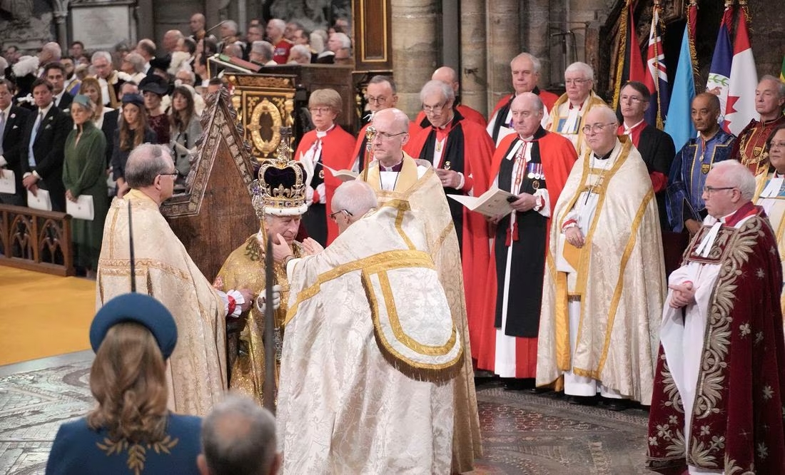 "¡Dios salve al rey!". Carlos III es coronado rey del Reino Unido