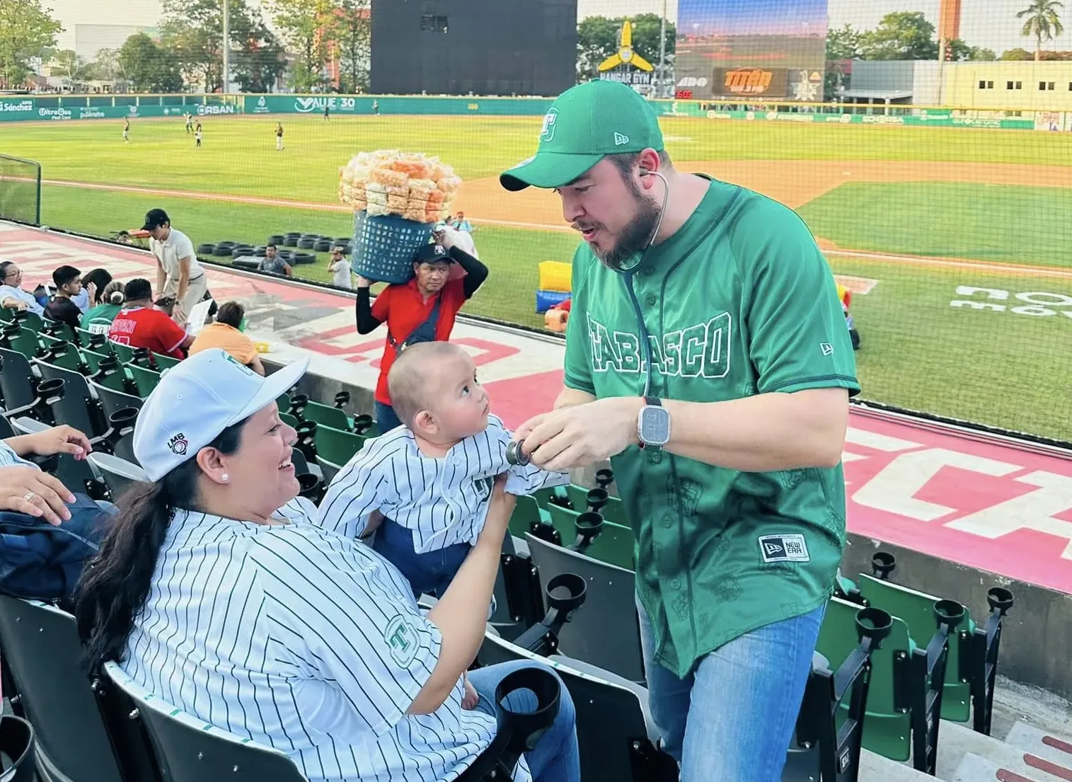 Neumólogo Tabasqueño atiende a paciente en juego de estrellas en el parque Centenario