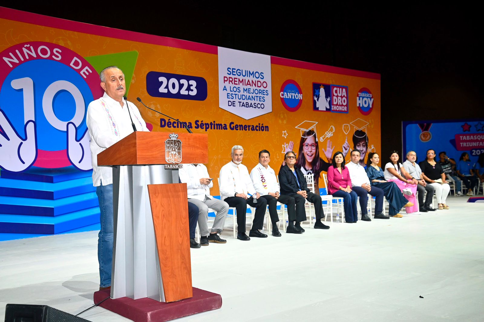 Carlos Merino impulsa programa educativo en Tabasco para remediar males sociales El gobernador Carlos Manuel Merino Campos destaca la importancia de la educación como herramienta para remediar los males que aquejan a la sociedad tabasqueña. Con este enfoque, su gobierno ha puesto en marcha un Programa de Rescate y Fortalecimiento de Valores, centrado en la integridad de niñas, niños y jóvenes. https://larevistadelsureste.com