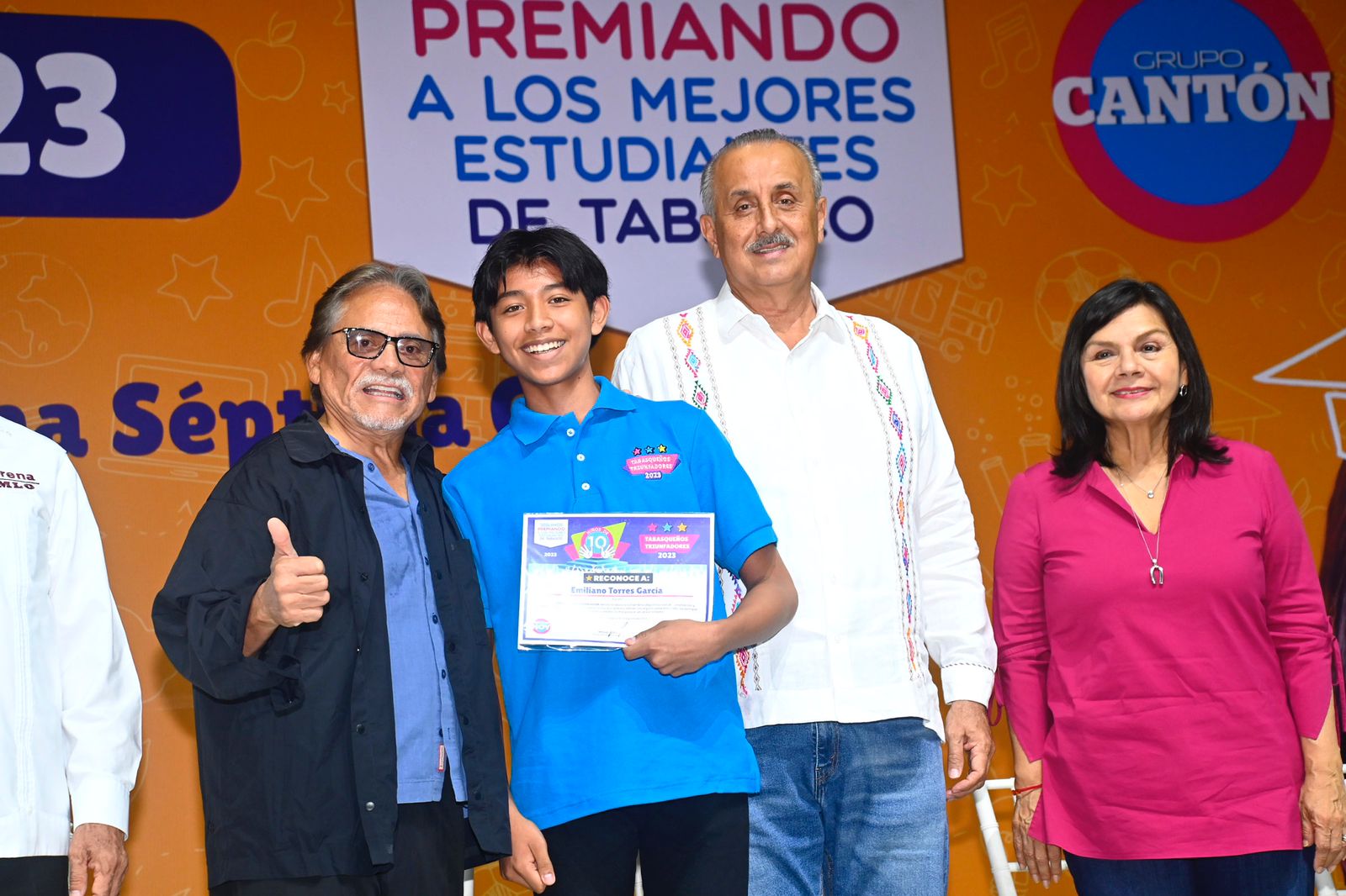 Carlos Merino impulsa programa educativo en Tabasco para remediar males sociales El gobernador Carlos Manuel Merino Campos destaca la importancia de la educación como herramienta para remediar los males que aquejan a la sociedad tabasqueña. Con este enfoque, su gobierno ha puesto en marcha un Programa de Rescate y Fortalecimiento de Valores, centrado en la integridad de niñas, niños y jóvenes. https://larevistadelsureste.com