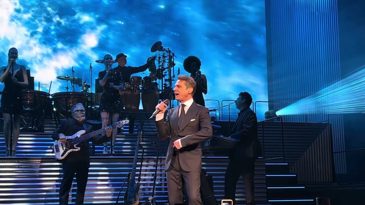 Luis miguel deslumbra en su esperado tour 2023: ¿un doble en el escenario? La revista del sureste mx Luis Miguel Hasta Que Me Olvides