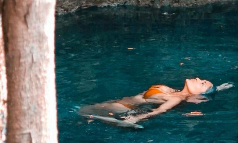 Salma Hayek Se Refresca En Un Cenote De Yucatan Tras Las Temperaturas De Hasta 40 Grados