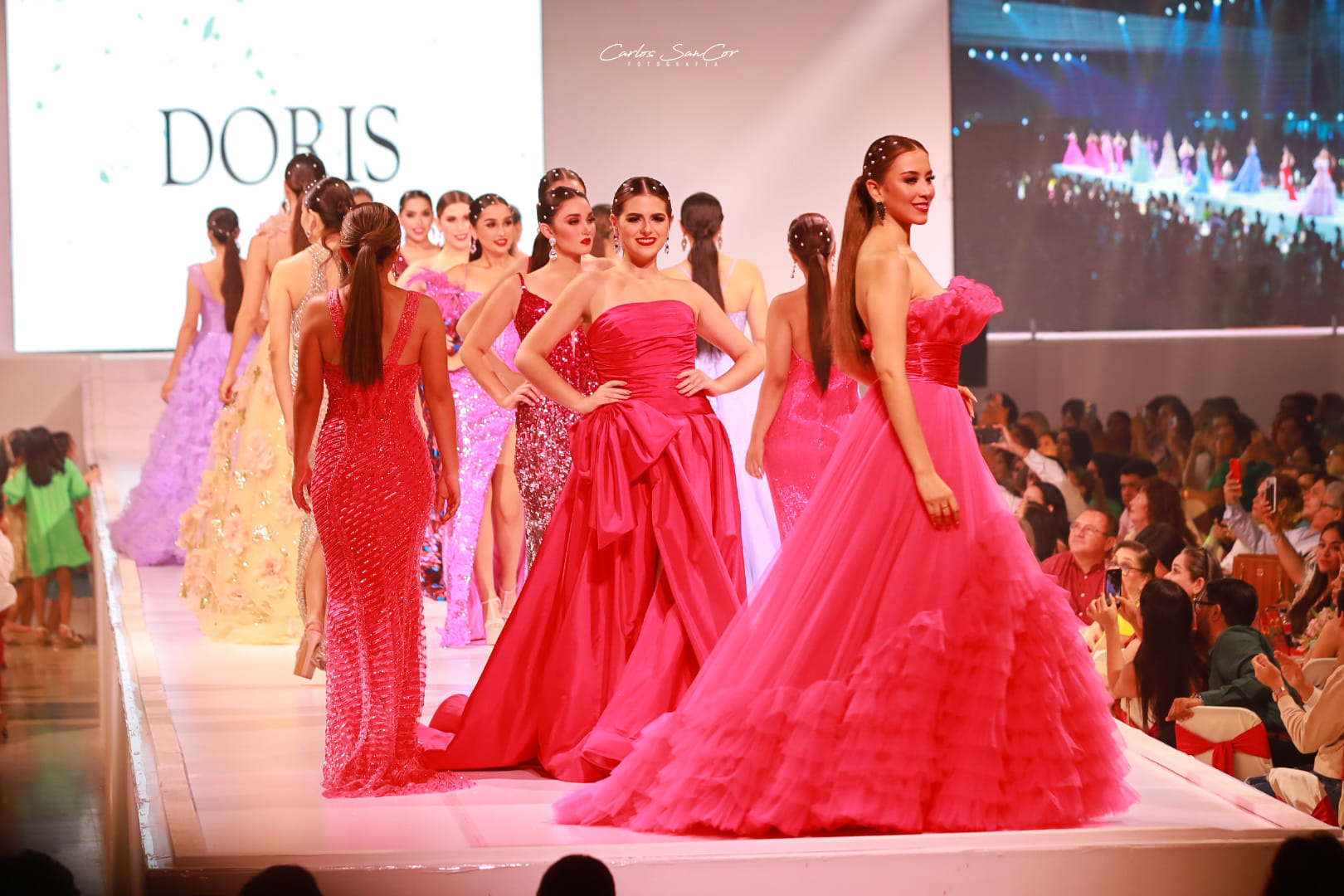 "¡Celebra la Elegancia y el Compromiso Social en el Desfile de Modas de Embajadoras 'Eternamente Flor' 2024!"
