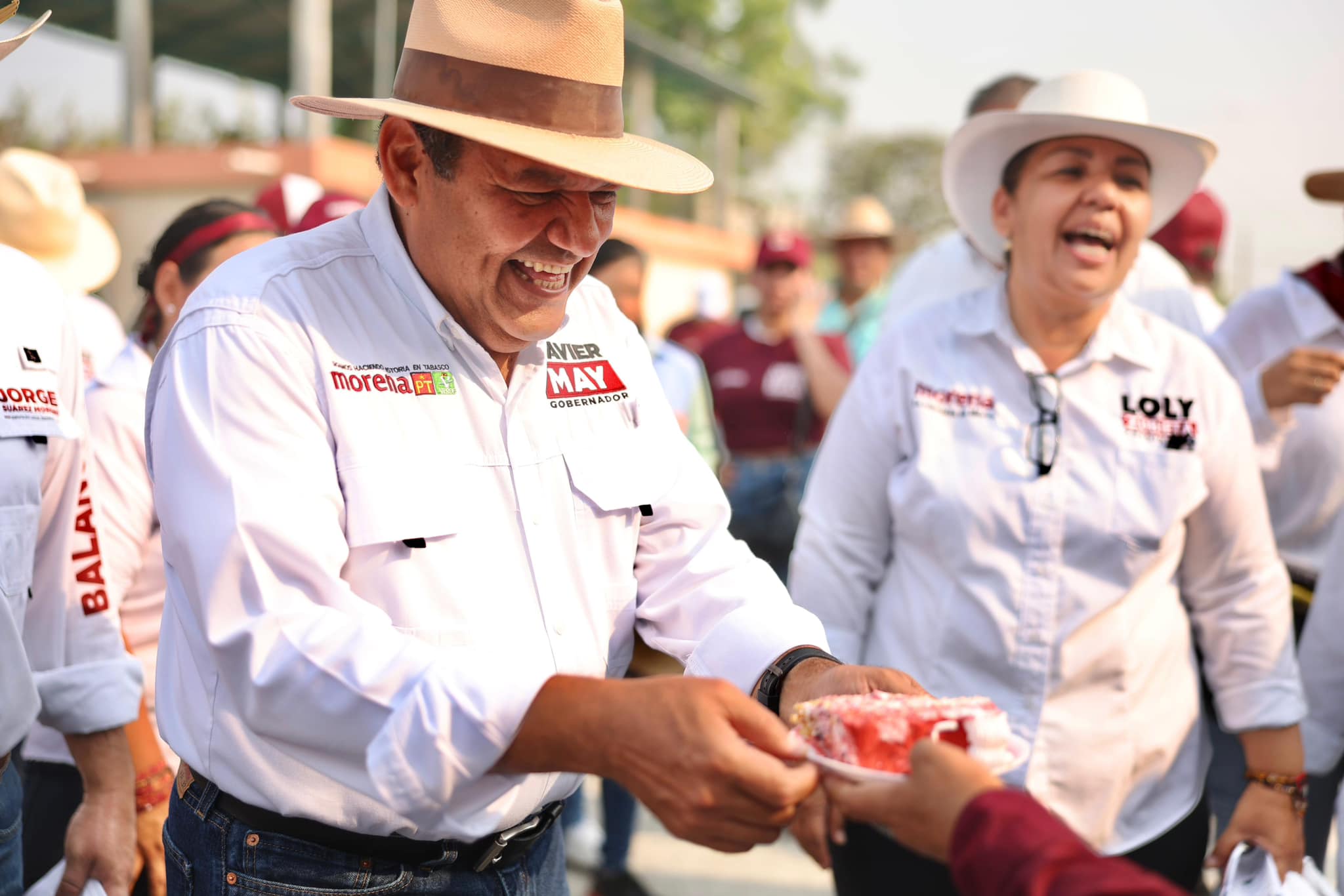 "emotiva celebración: ciudadanos sorprenden a javier may con 'las mañanitas' y pastel en las calles de tenosique" la revista del sureste mx Javier May Cumpleanos
