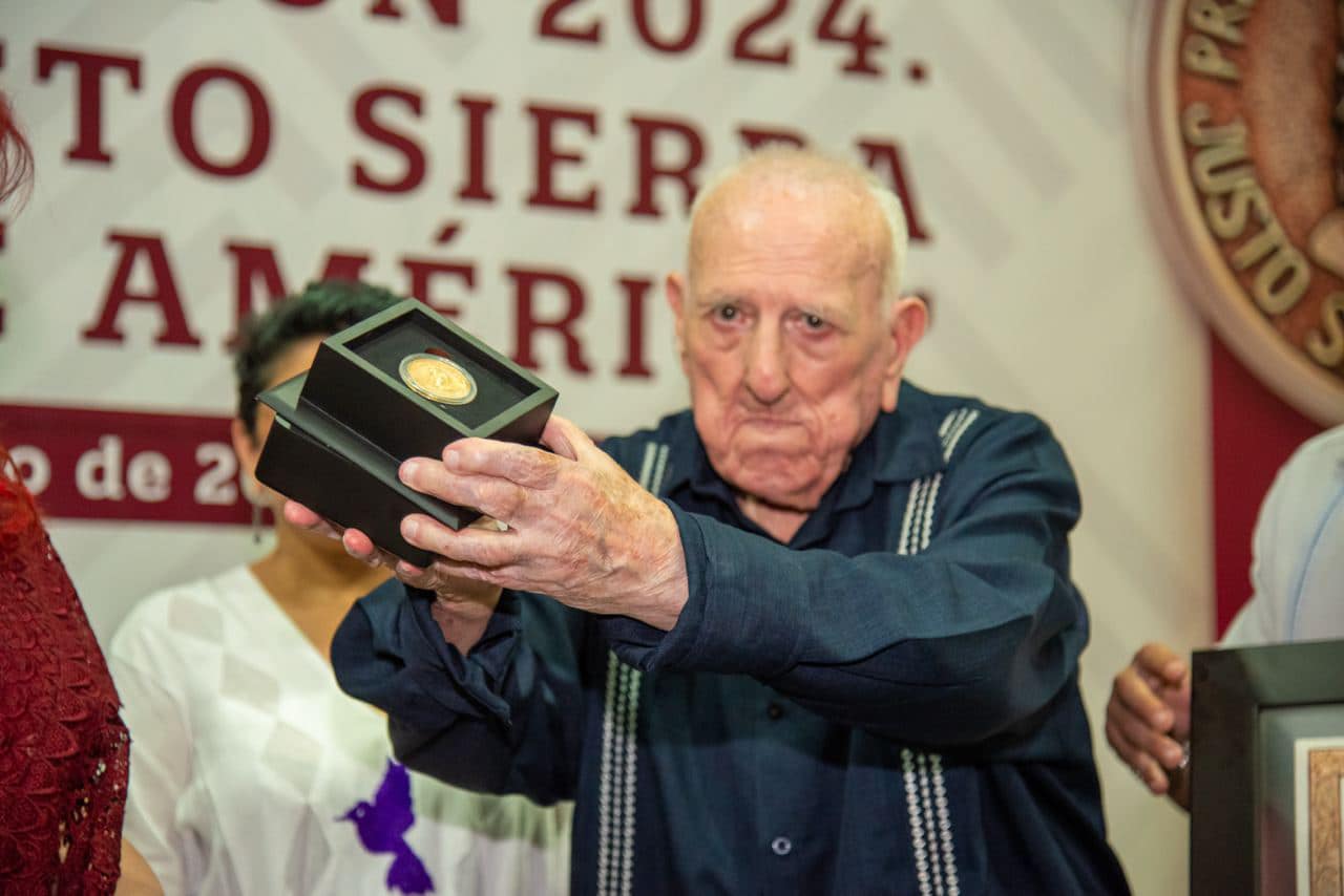 Premio Justo Sierra Mendez Maestro De America Entregado Al Historiador Manuel Lanz Cardenas