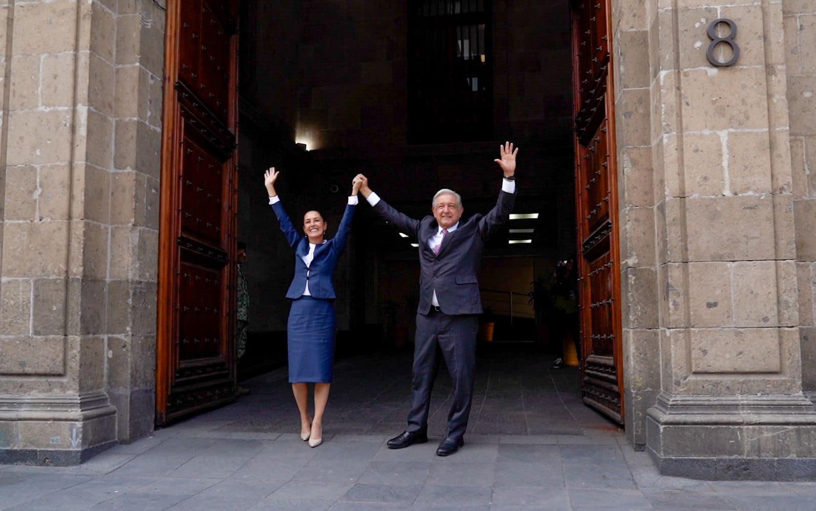 "Encuentro histórico: AMLO y Claudia Sheinbaum se reúnen en Palacio Nacional"