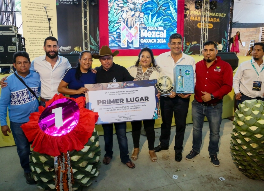 De 304 Kilos La Pina De Maguey Mas Pesada En La Feria Del Mezcal 2024