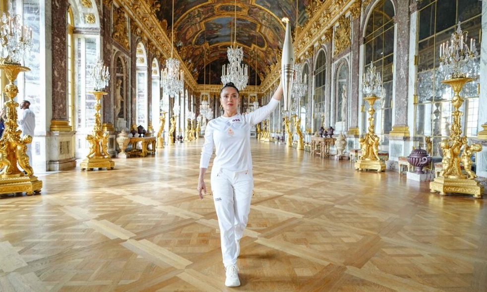 Salma Hayek Cumple El Sueno De Su Infancia Y Porta La Antorcha Olimpica En El Palacio De Versalles