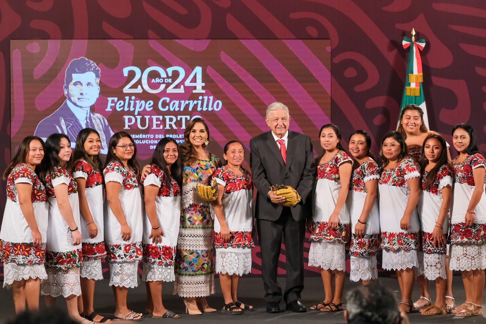 Amlo Reconoce A Las Diablillas De Hondzonot Equipo De Softbol En Quintana Roo