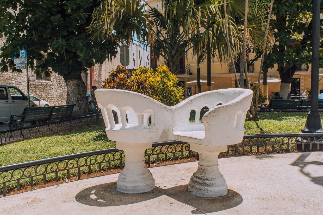 ¡Las icónicas sillas confidentes regresan a la Plaza Grande de Mérida! Un símbolo de romance e historia
