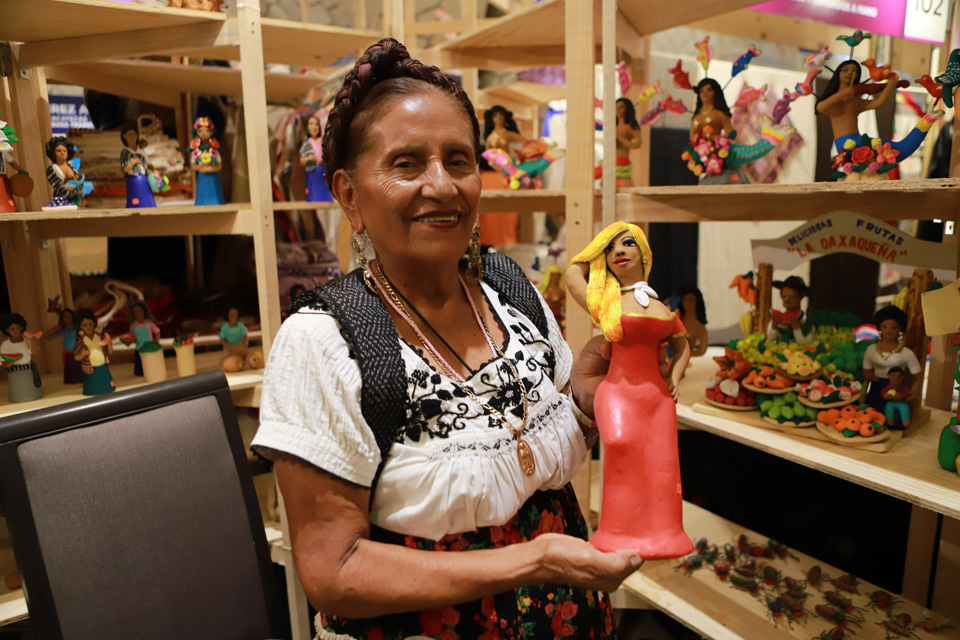 Alfarera Oaxaqueña Irene Aguilar Rinde homenaje a las “Mujeres de la Noche” con su arte en barro