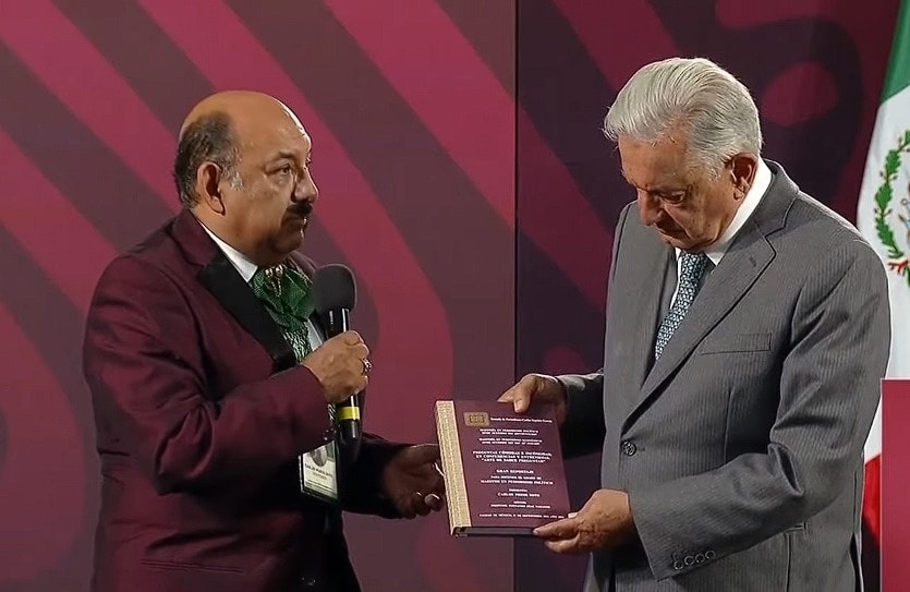 El Youtuber Lord Molecula Le Entrega Su Tesis Al Presidente Lopez Obrador En Plena Mananera