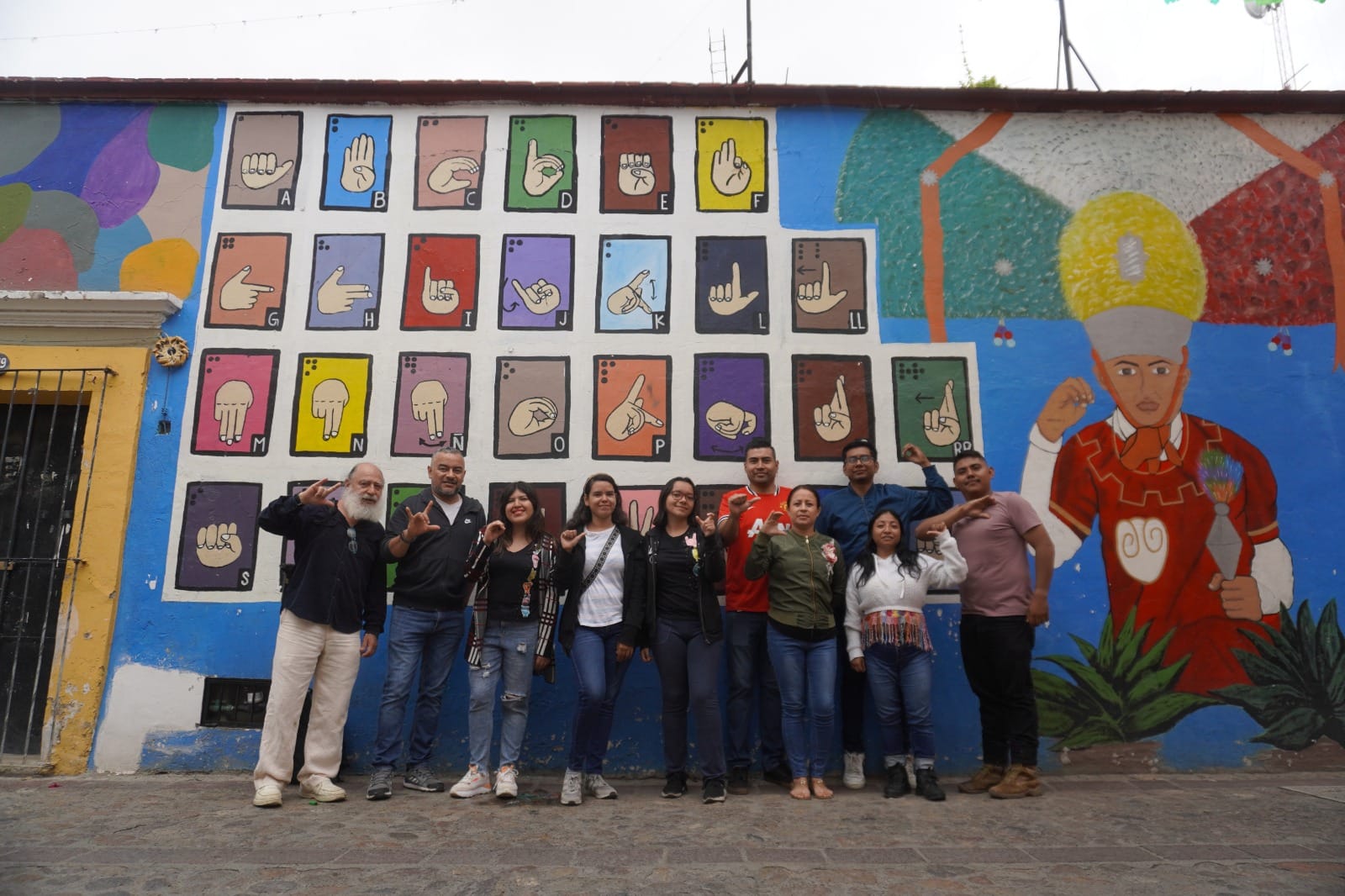 La Lucha Por La Inclusion Artistas Sordos Defienden Su Mural En Jalatlaco