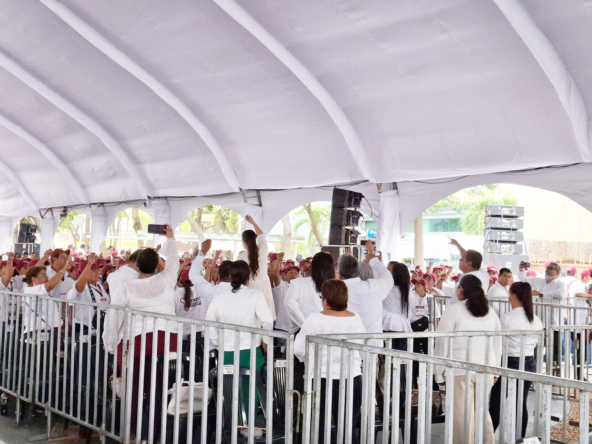 Tabasco se viste de guinda: miles de tabasqueños llenan la plaza de armas para celebrar el inicio del gobierno de javier may rodríguez la revista del sureste mx Tabasco Se Viste De Guinda Miles De Tabasquenos Llenan La Plaza De Armas Para Celebrar El Inicio Del Gobierno De May Rodriguez