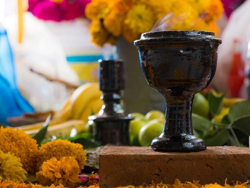 El Copal En El Altar De Dia De Muertos Significado Y Uso En La Tradicion