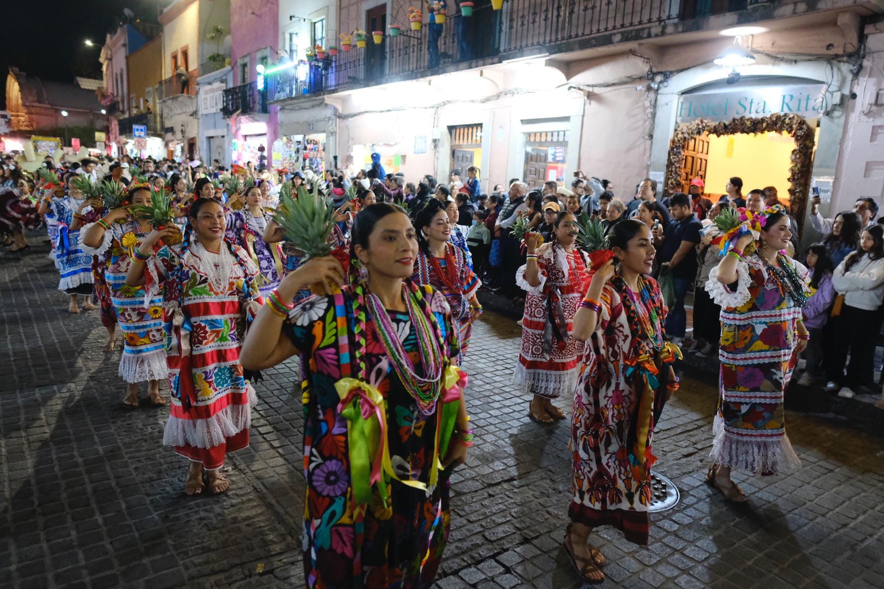 Oaxaca Llena De Color Y Tradicion Las Calles De Guanajuato En El 52 Festival Internacional Cervantino