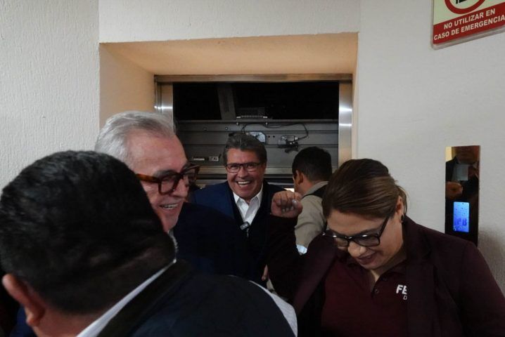 Ruben Rocha Y Ricardo Monreal Quedan Atrapados En Un Elevador De La Camara De Diputados Un Suceso Que Desata El Humor Entre Los Legisladores