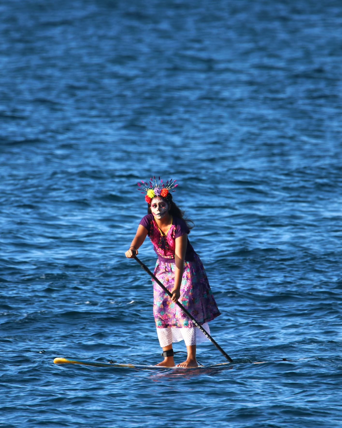 Una tradición que flota: La Remada de Catrinas honra a los hijos del mar en Puerto Escondido, Oaxaca