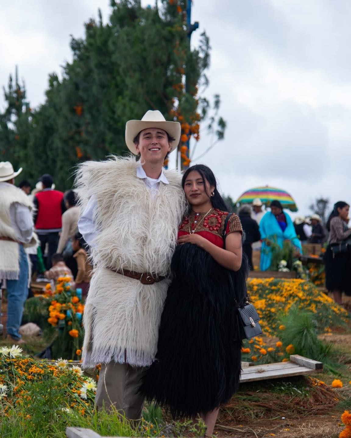 ¡Que dure el amor! Joven viaja de Coahuila a Chiapas para pedir la mano de su pareja El amor y el respeto por las tradiciones fueron los pilares que llevaron a Fernando Torres, conocido como "El Meco", a recorrer cientos de kilómetros desde Saltillo, Coahuila, hasta el místico pueblo tsotsil de San Juan Chamula, en Chiapas, para pedir la mano de su amada. https://larevistadelsureste.com