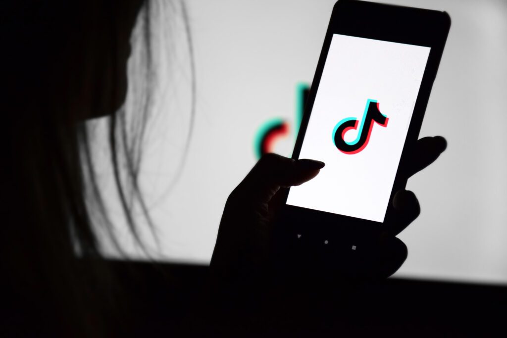 ¡Adiós a las desveladas en TikTok! La red social limitará el acceso nocturno para jóvenes