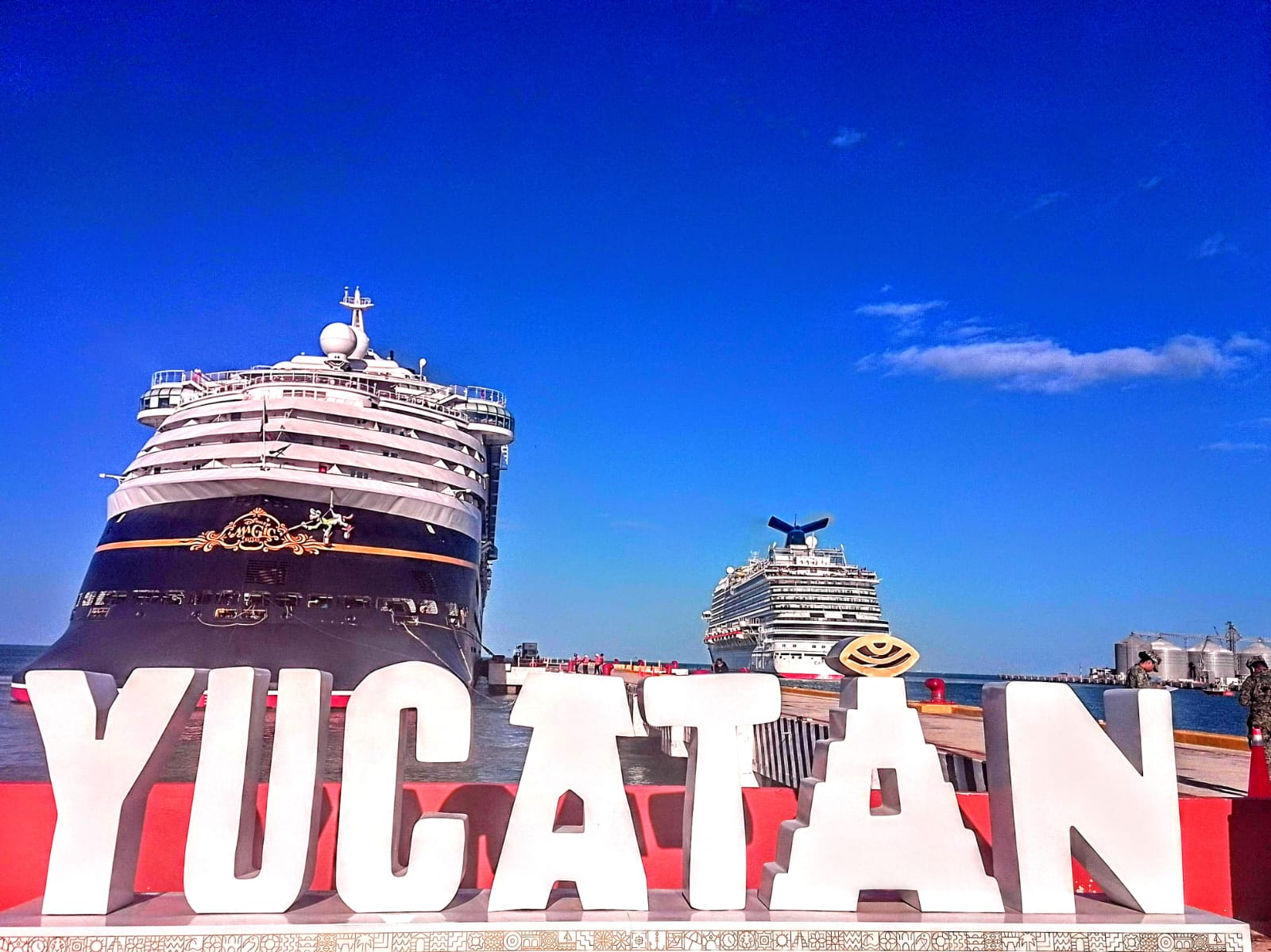 Doble arribo de cruceros llena de vida las costas de Yucatán