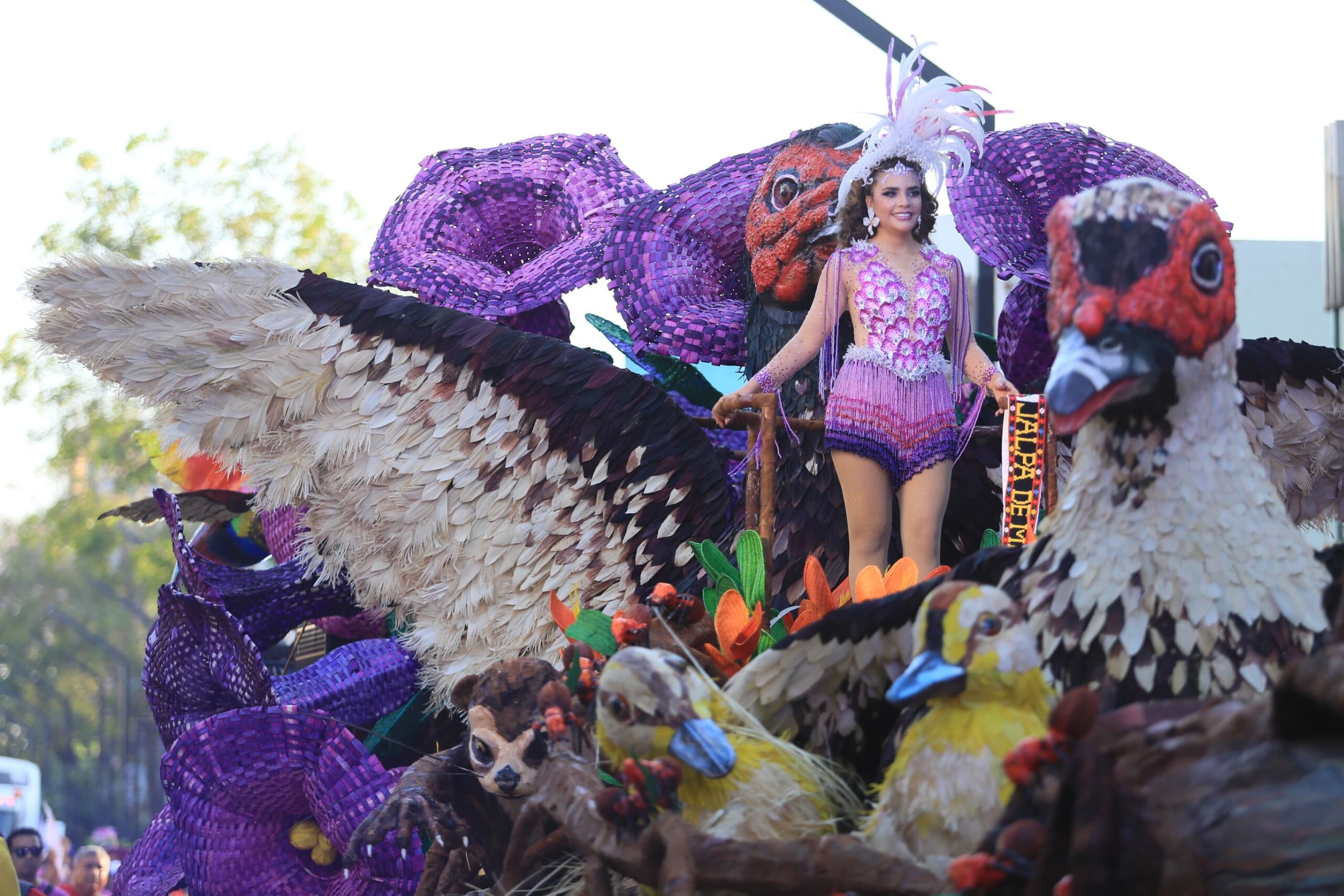 Una fiesta de tradición y color en el Desfile de Carros Alegóricos 2025 La alegría, creatividad, cultura, belleza y sana convivencia se apoderaron de las calles de Villahermosa, donde cientos de familias tabasqueñas disfrutaron y vivieron al máximo el Desfile de Carros Alegóricos, como parte de las actividades previas a la Feria Tabasco 2025, convirtiendo el segundo evento masivo en una verdadera "¡Fiesta del Pueblo!" https://larevistadelsureste.com