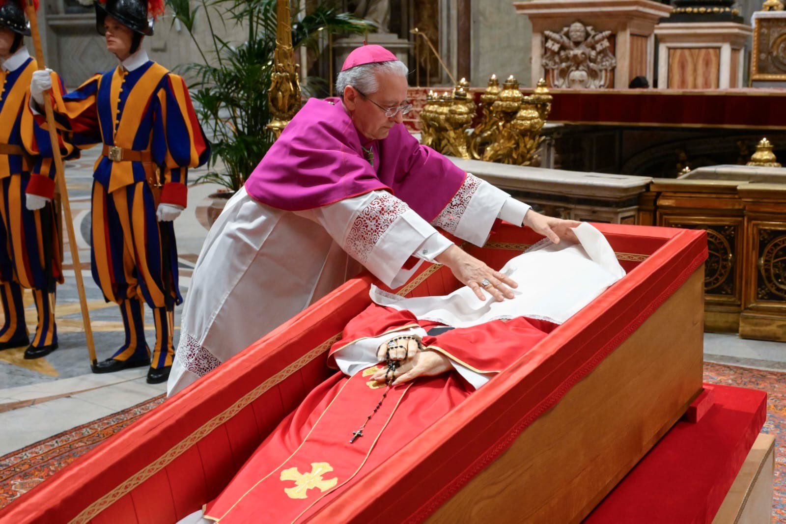El último silencio de francisco: así despidió el mundo al papa que rompió esquemas la revista del sureste mx Papa 3
