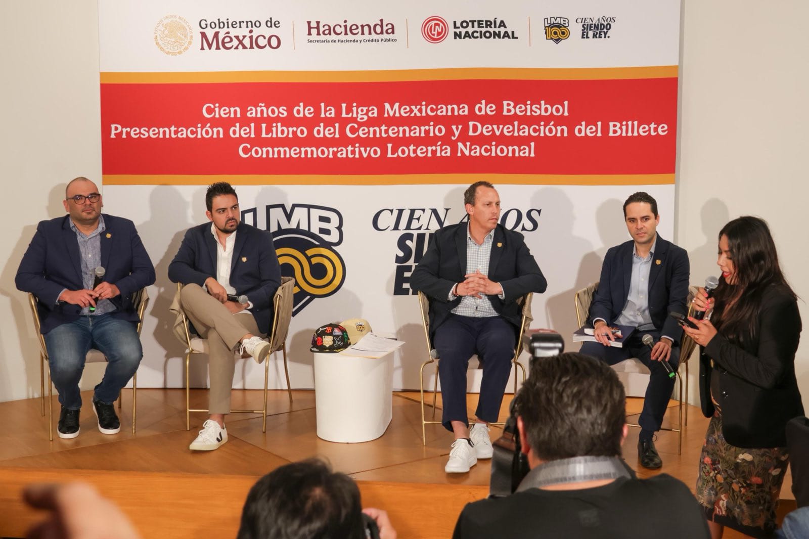 Presentan libro y develan billete de Lotería Nacional en conmemoración del Centenario de la LMB