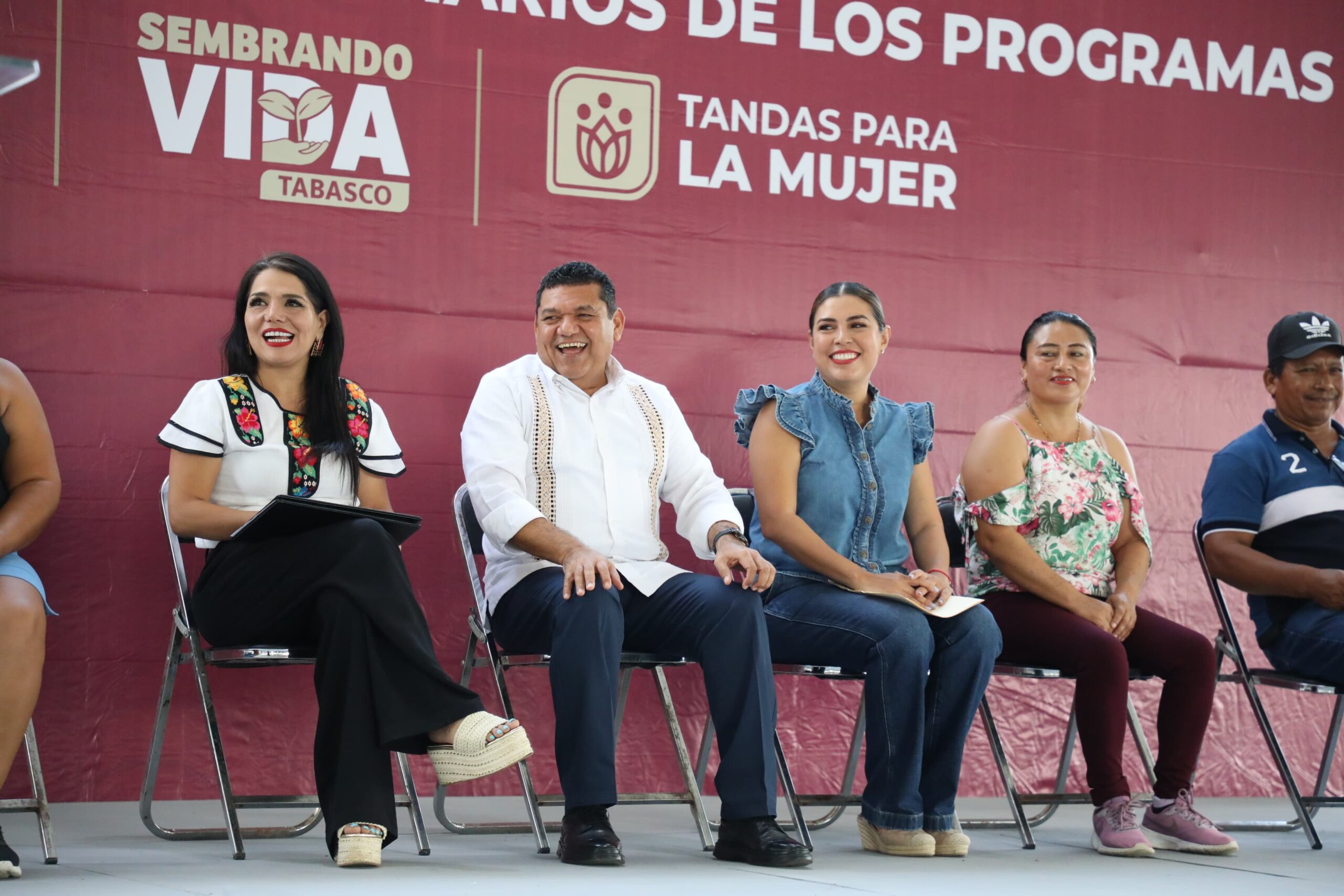 Javier May entrega más de mil 400 apoyos sociales en Cárdenas para impulsar el bienestar de las familias