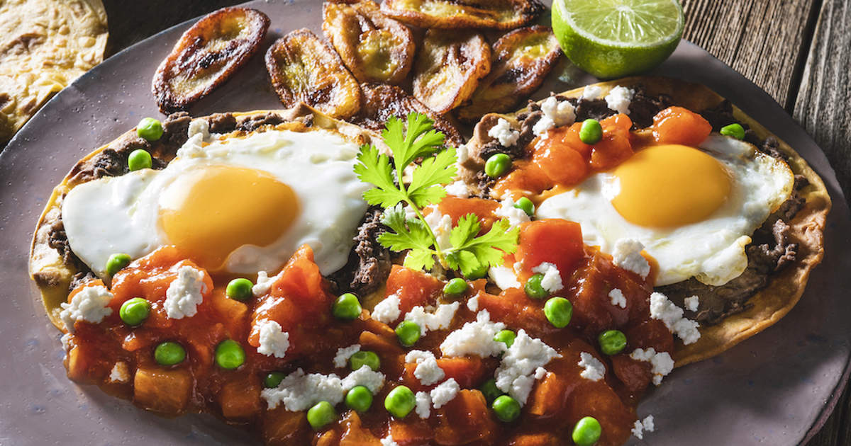 10 platillos que te harán saborear el alma de yucatán este verano 2025 la revista del sureste mx Huevosmotulenos