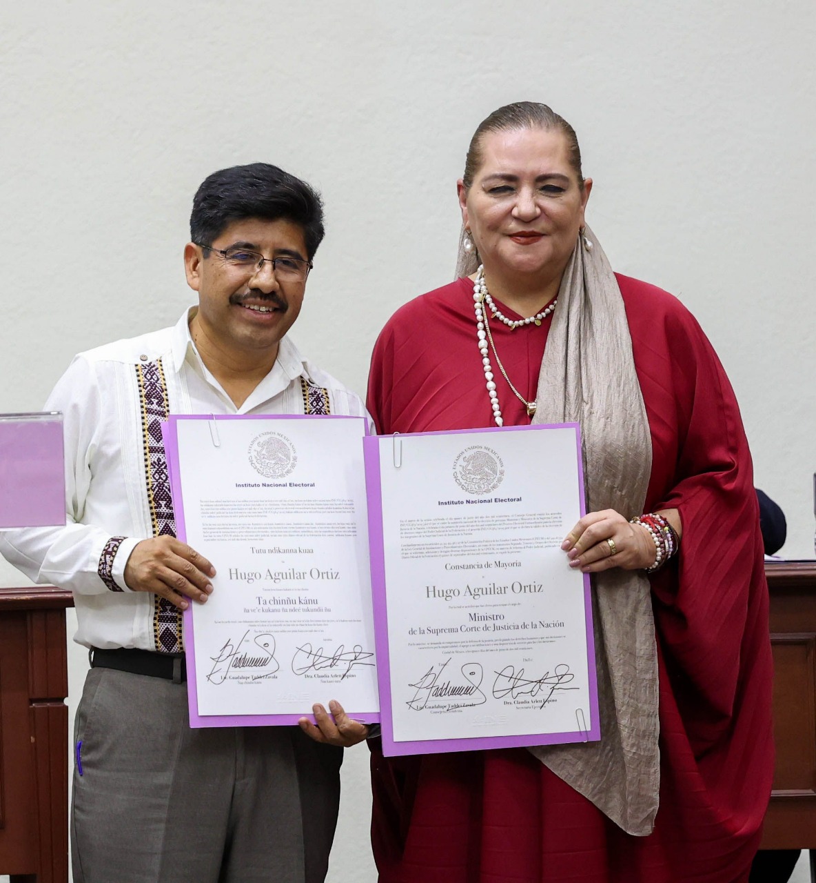 Hugo ortiz, primer ministro de la scjn en hablar mixteco, recibe constancia como presidente electo la revista del sureste mx Hugo 1