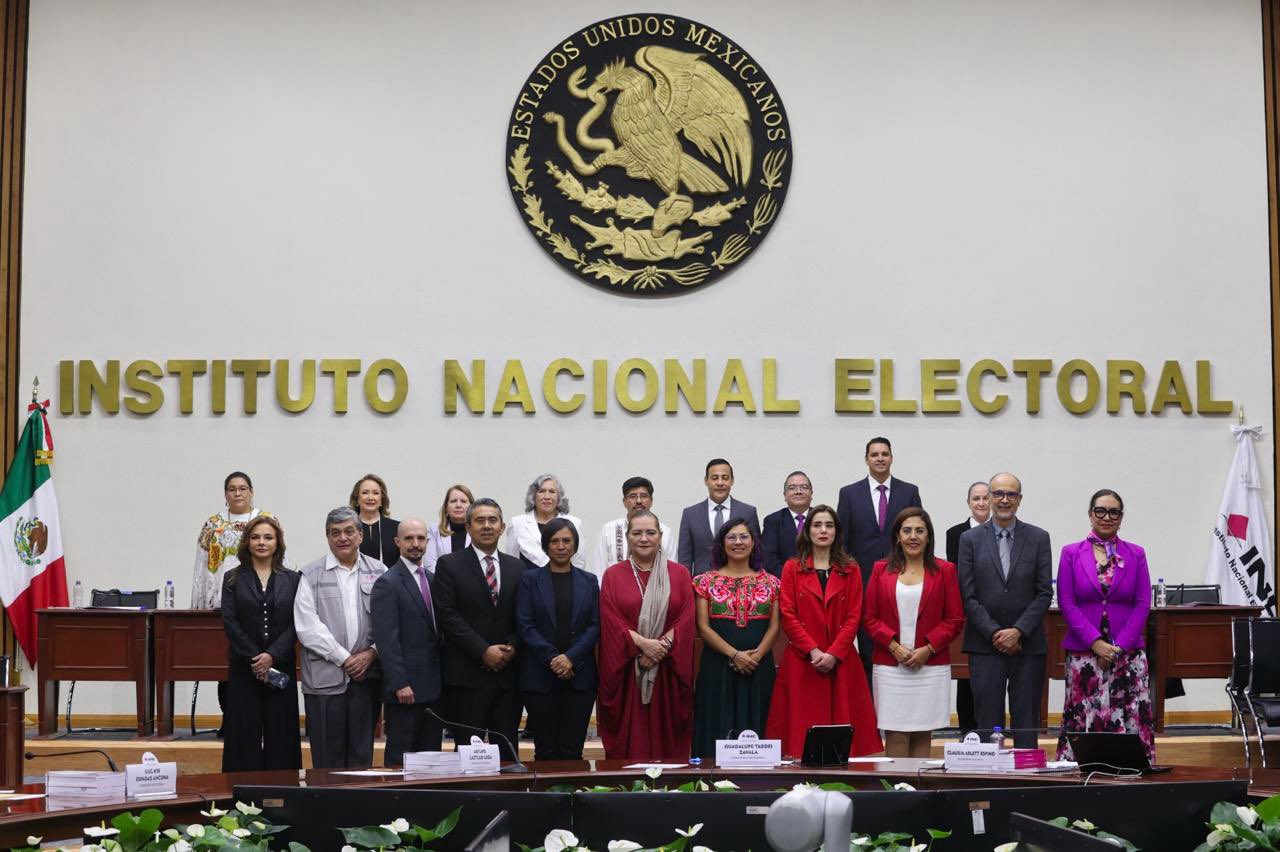 Hugo ortiz, primer ministro de la scjn en hablar mixteco, recibe constancia como presidente electo la revista del sureste mx Hugo 3