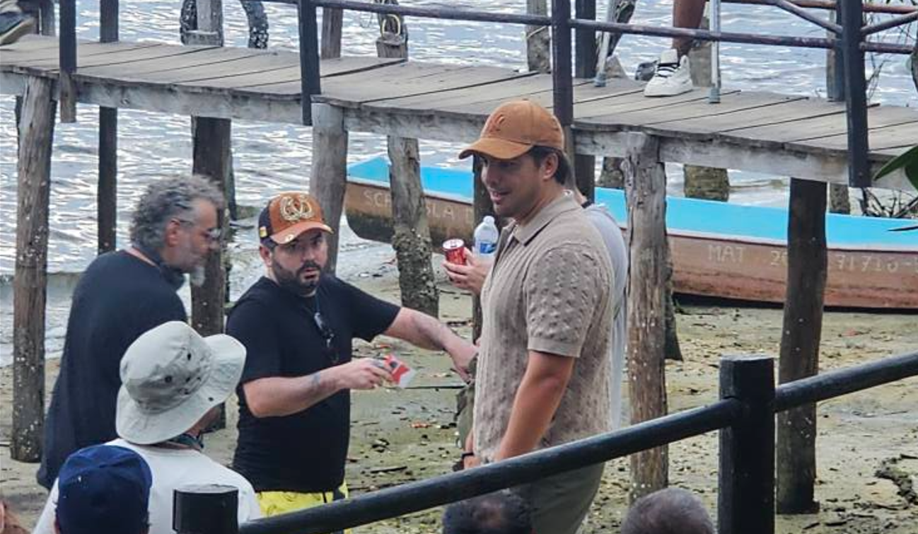 Captan a los Derbez filmando en Puerto Escondido, Oaxaca