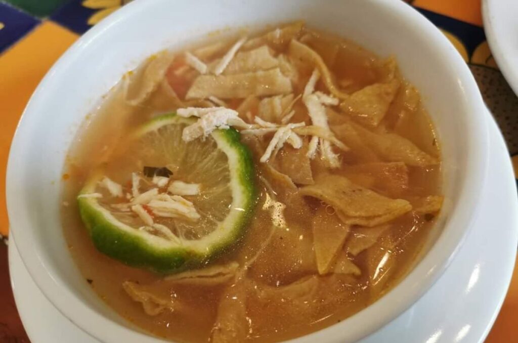 10 platillos que te harán saborear el alma de yucatán este verano 2025 la revista del sureste mx Sopa De Lima