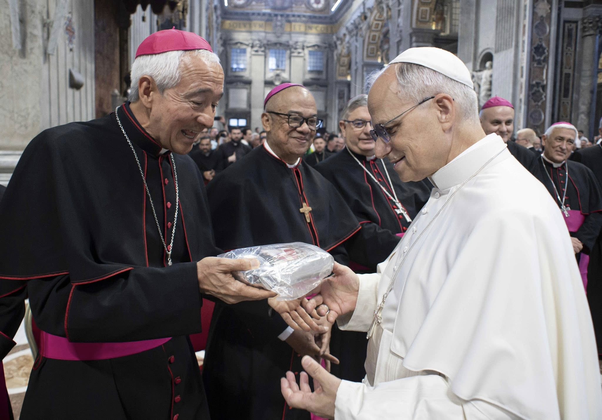 Arzobispo de Xalapa, Veracruz entrega café veracruzano al Papa León XIV