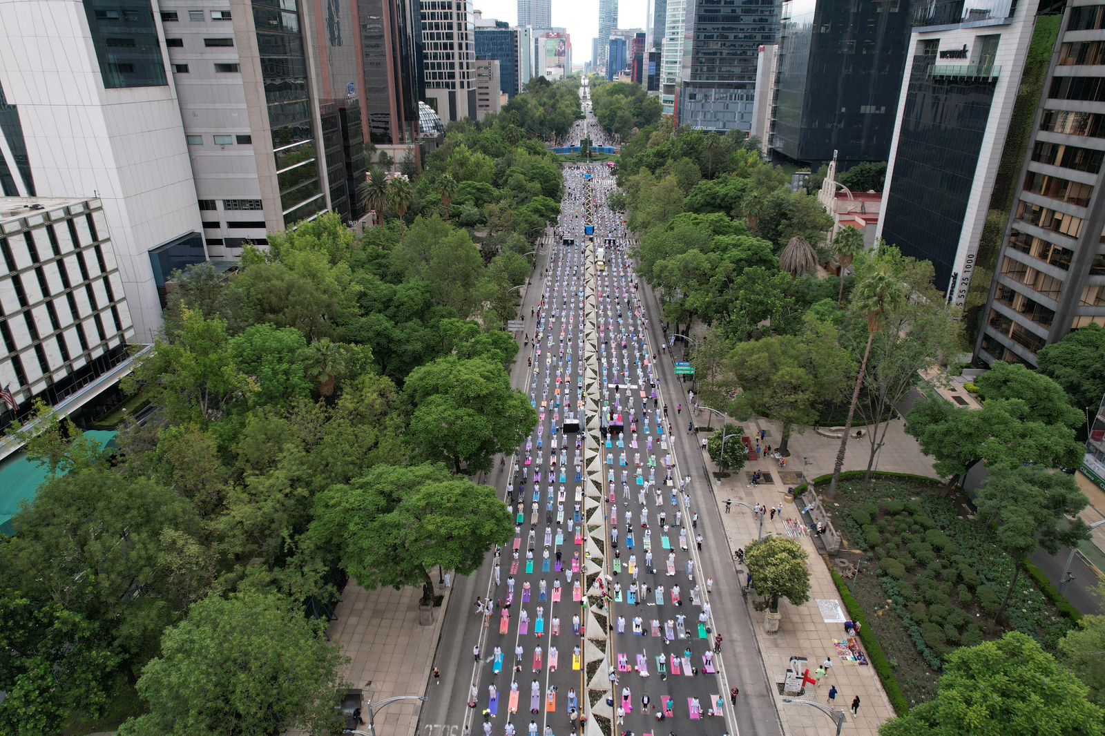 Más de 4 mil personas se unen a clase masiva de yoga por la paz en cdmx para promover salud y bienestar la revista del sureste mx Yoga 2