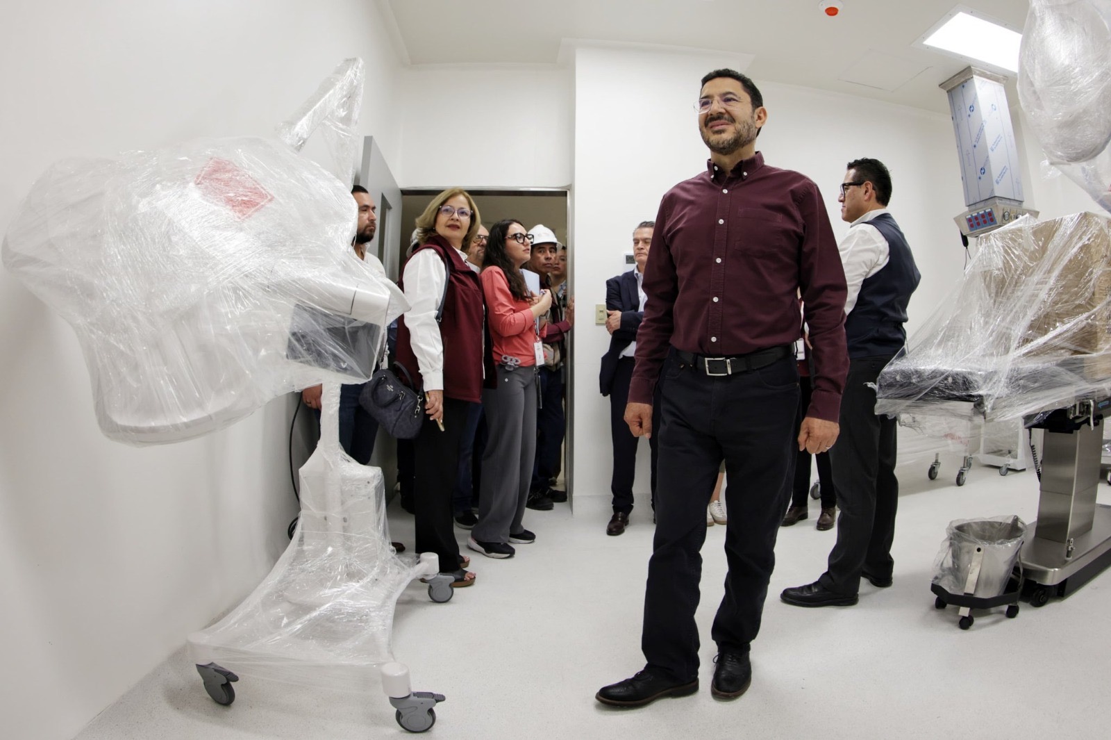 Seguirá en funciones el Hospital Gómez Farías tras apertura del nuevo ISSSTE en Jalisco: Martí Batres El director general del Instituto de Seguridad y Servicios Sociales de los Trabajadores del Estado (ISSSTE), Martí Batres Guadarrama, recorrió este fin de semana el estado de Jalisco, donde visitó el Hospital “Dr. Valentín Gómez Farías”, y las Clínicas de Medicina Familiar (CMF) 2 y 3 de Guadalajara. https://larevistadelsureste.com