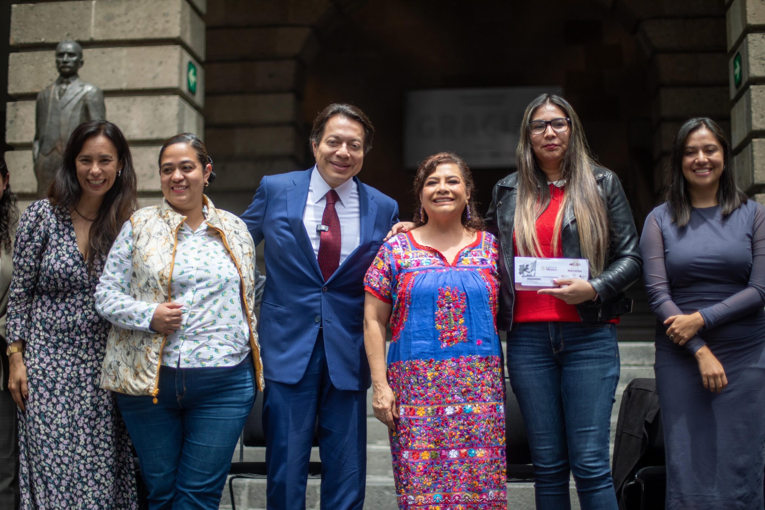 SEP y CDMX entregan tarjetas del Bienestar a escuelas de nivel medio superior