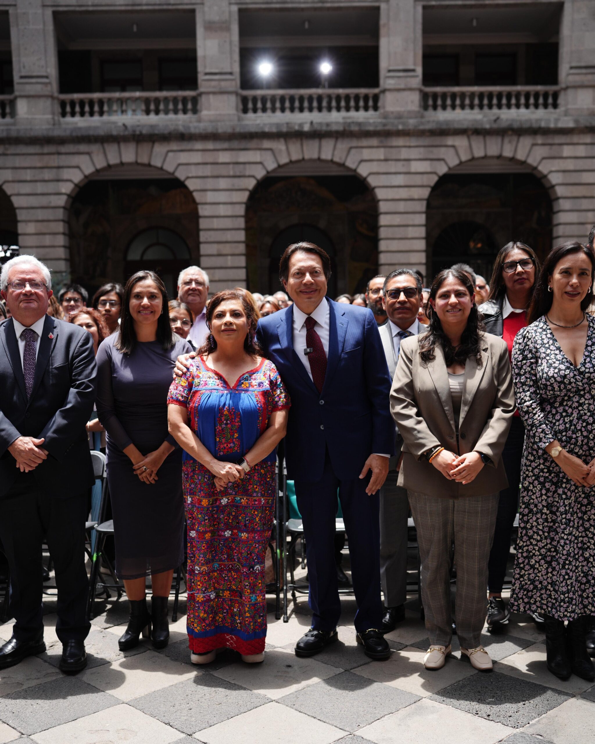 SEP y CDMX entregan tarjetas del Bienestar a escuelas de nivel medio superior En el Patio del Trabajo del Museo Vivo del Muralismo (MVM), en la sede histórica de la Secretaría de Educación Pública (SEP), el titular de la dependencia, Mario Delgado Carrillo, y la jefa de Gobierno, Clara Brugada Molina, encabezaron por primera vez la entrega de 135 tarjetas del Banco del Bienestar a los Comités Escolares de Administración Participativa (CEAP) de planteles de Educación Media Superior beneficiados por el programa La Escuela es Nuestra (LEEN), lo que representa un apoyo total de 189 millones de pesos (mdp) para 2025. https://larevistadelsureste.com