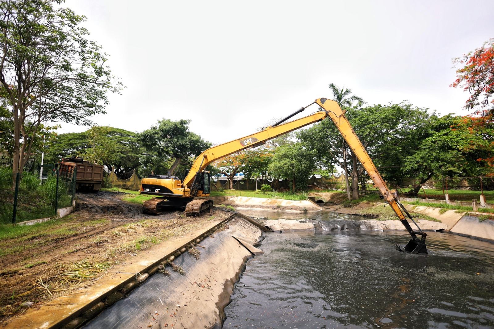 Javier may cumple compromiso ambiental con trabajos en la laguna de las ilusiones la revista del sureste mx Vasocencali 5