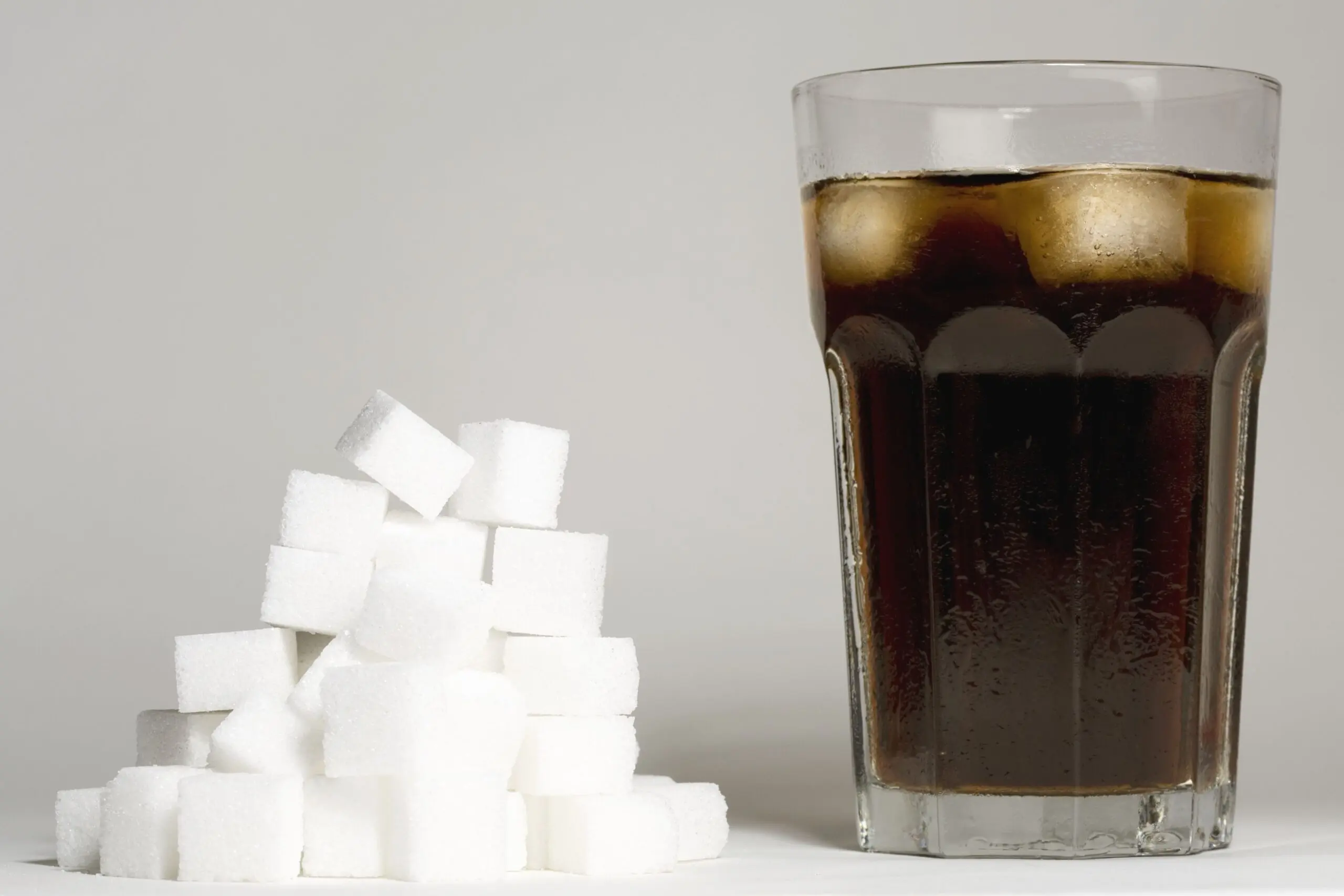 Salud alerta sobre efectos del “veneno blanco” por consumo excesivo en refrescos