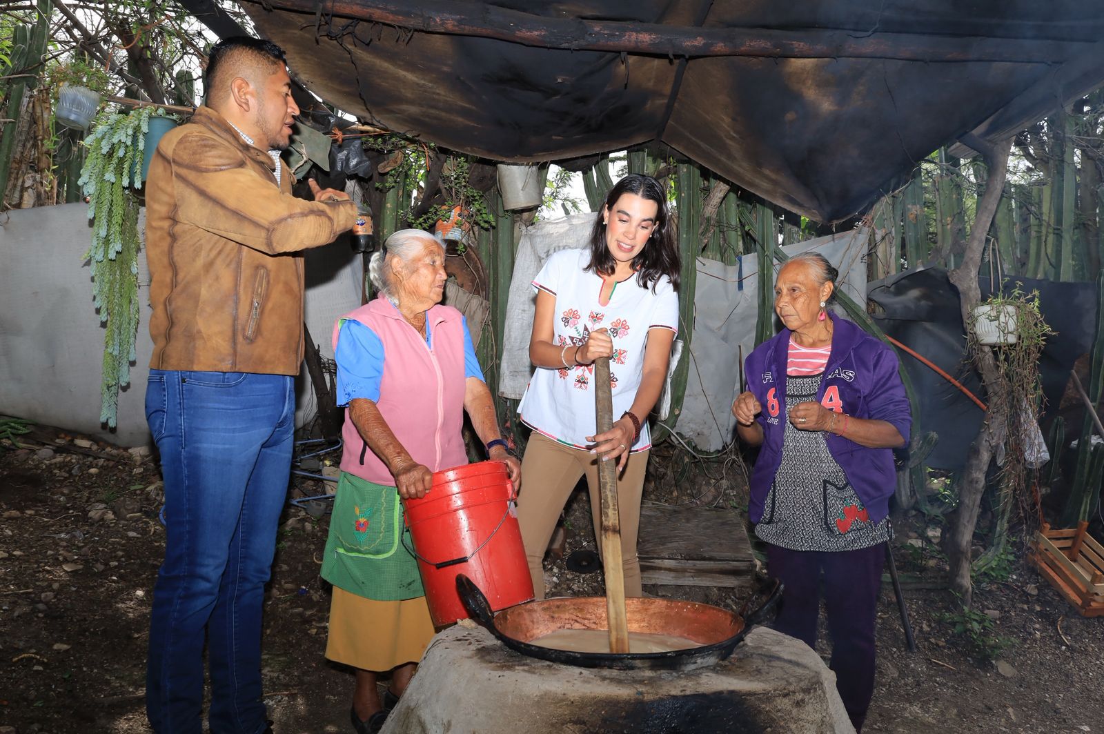 Sectur impulsa la riqueza cultural y gastronómica de SLP Durante su gira por San Luis Potosí, la Secretaria de Turismo de México, Josefina Rodríguez Zamora, acompañada de la titular de Turismo estatal Yolanda Josefina Cepeda Echavarría y el presidente municipal Ismael Hernández, visitó la Hacienda Calderón, un espacio emblemático que resguarda la riqueza cultural y gastronómica de la región. https://larevistadelsureste.com