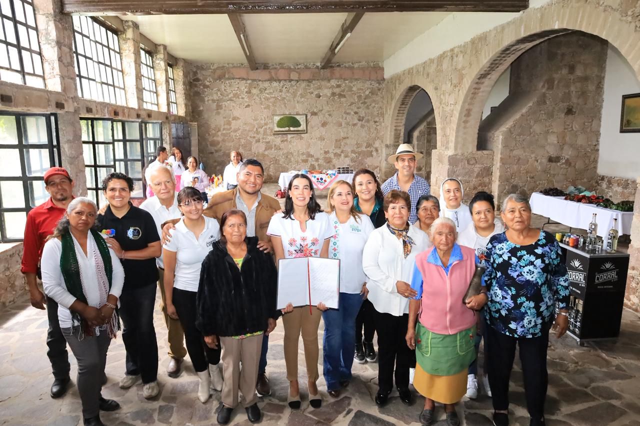 Sectur impulsa la riqueza cultural y gastronómica de SLP Durante su gira por San Luis Potosí, la Secretaria de Turismo de México, Josefina Rodríguez Zamora, acompañada de la titular de Turismo estatal Yolanda Josefina Cepeda Echavarría y el presidente municipal Ismael Hernández, visitó la Hacienda Calderón, un espacio emblemático que resguarda la riqueza cultural y gastronómica de la región. https://larevistadelsureste.com