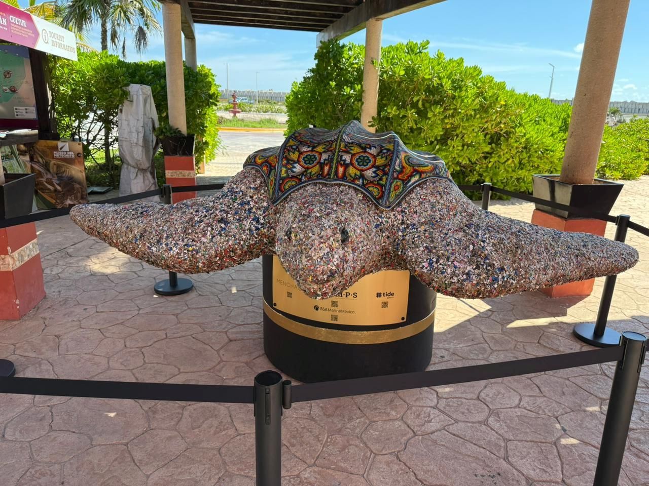 Escultura wixárika de plástico marino se exhibe en la terminal de cruceros de progreso la revista del sureste mx Tortuga 2
