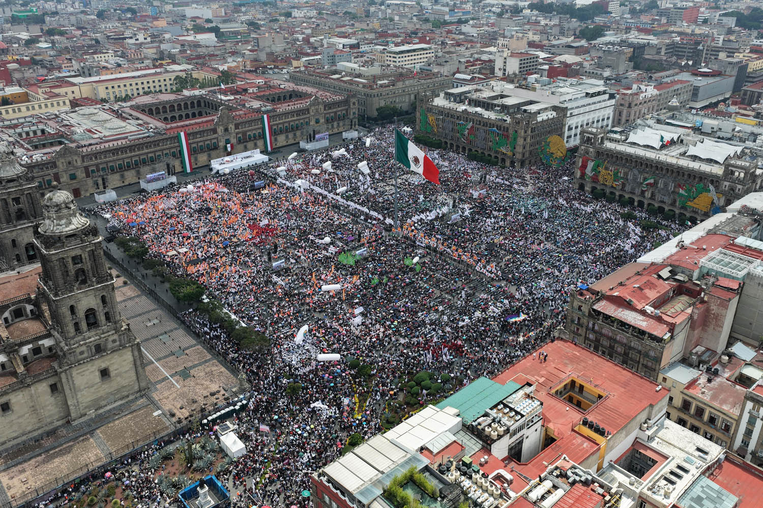 “claudia sheinbaum llena el zócalo: 400 mil personas acompañan el cierre de su gira nacional con el mensaje ‘vamos por el camino correcto’” la revista del sureste mx 556818632 1136822338630773 3814361261360319202 N