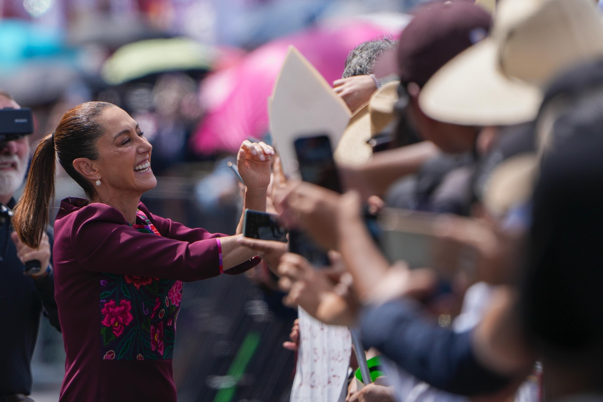 “claudia sheinbaum llena el zócalo: 400 mil personas acompañan el cierre de su gira nacional con el mensaje ‘vamos por el camino correcto’” la revista del sureste mx 556955484 1136821821964158 2211731713178316093 N